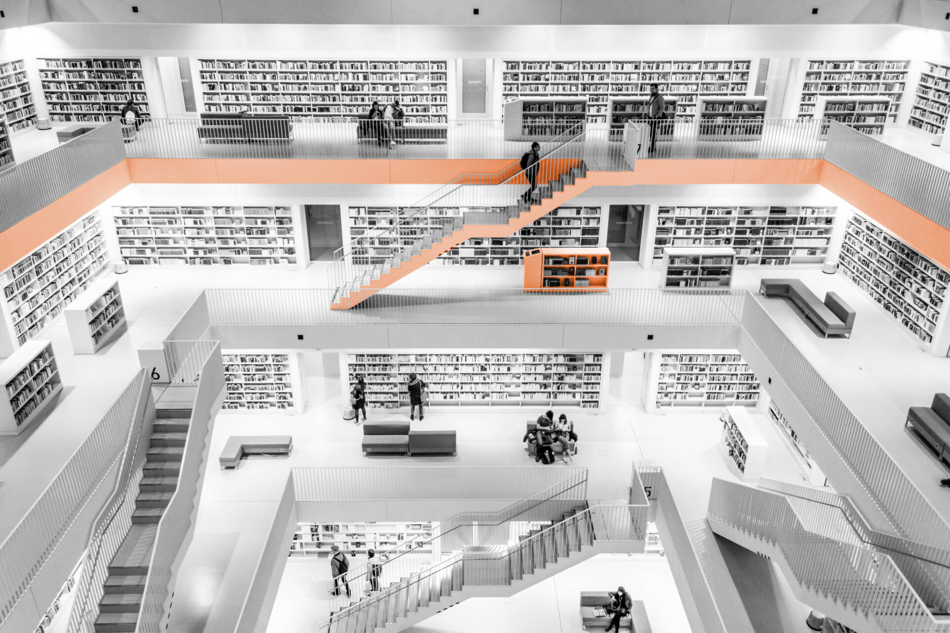 Bibliotheek met oranje trap